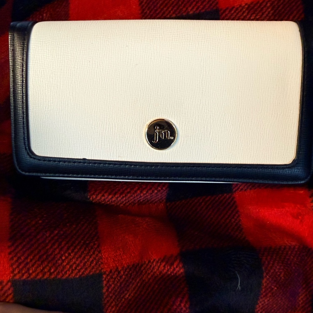 Lot of 6 gently used and new Wallets and 2 Purse Straps. - Picture 7 of 15